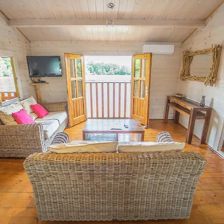 Alojamento de Turismo Selvagem Dahu Wake Park, Proche Saint Emilion Sablons (Gironde)