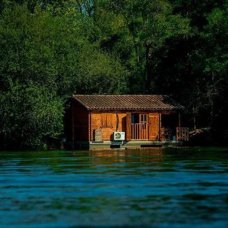 Alojamento de Turismo Selvagem Dahu Wake Park, Proche Saint Emilion Sablons (Gironde)