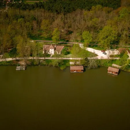 Alojamento de Turismo Selvagem Dahu Wake Park, Proche Saint Emilion